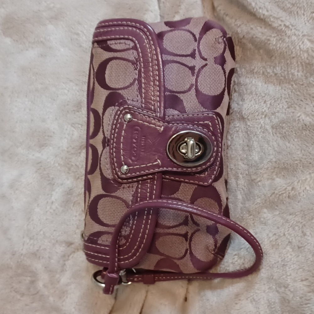 Coach Signature Turnlock Wristlet-Purple